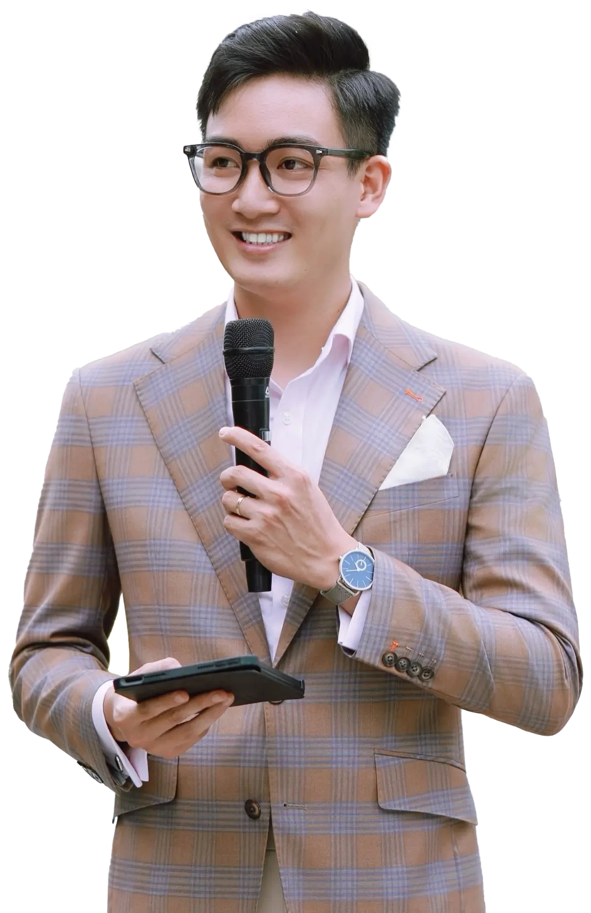 MC Quang Thuận trong trang phục dẫn chương trình